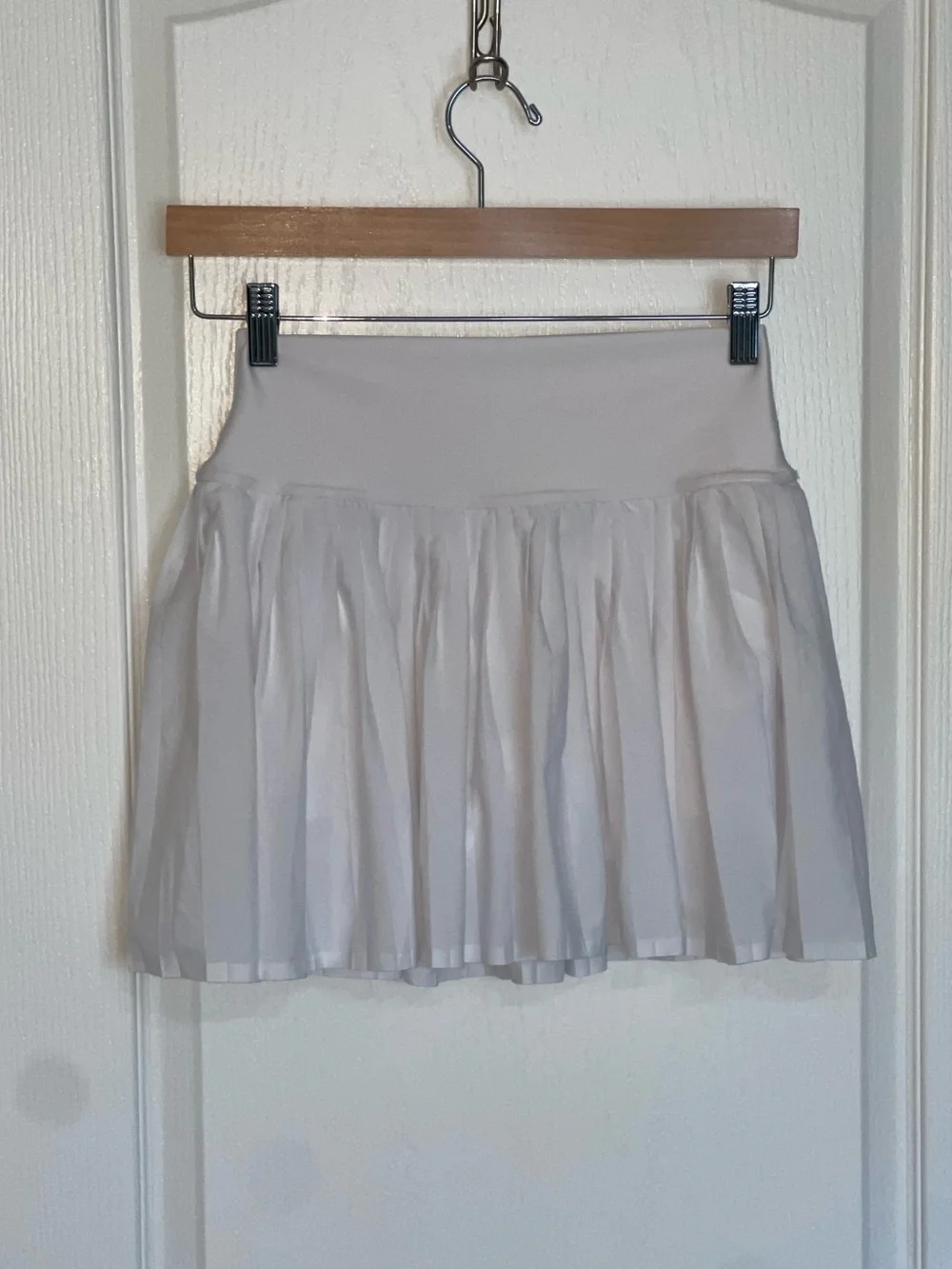 ALO YOGA White Pleated Mini Skirt with Elastic Banded Waist Sz Medium